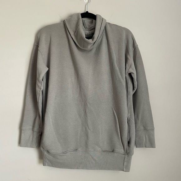 Time & Tru cowl neck light gray sweatshirt. Side pockets, sized small - Picture 1 of 4